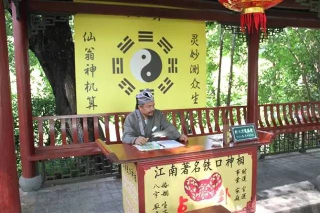 镜子上可以装壁灯吗_照妖镜挂在镜子上_鸡蛋为什么可以立在镜子上