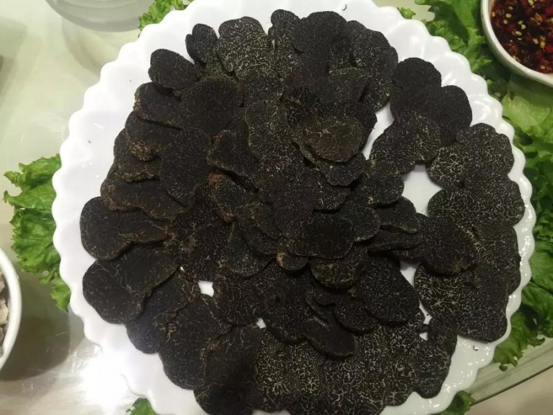 白蘑菇切开有一圈发黑正常吗_饺白切开黑是什么意思_苹果耳机黑圈白圈