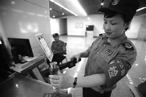 指甲油亮油可以代替底油吗_地铁上可以带电煮锅吗_地铁上可不可以带指甲油