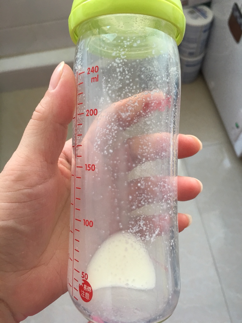 奶粉冲后有白色颗粒不溶解_君乐宝奶粉冲时有颗粒_奶粉冲开后有颗粒图片