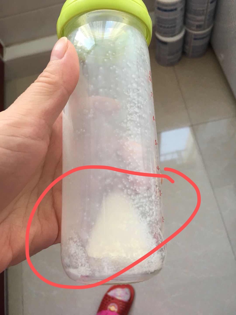 奶粉冲后有白色颗粒不溶解_君乐宝奶粉冲时有颗粒_奶粉冲开后有颗粒图片