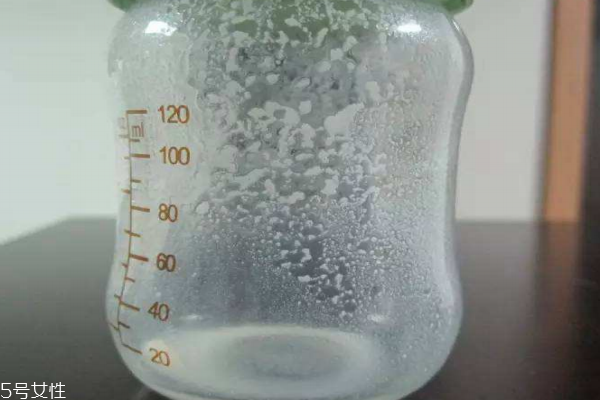 奶粉冲开后有颗粒图片_德运奶粉冲不开有颗粒_爱他美奶粉有颗粒