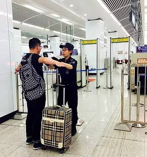 水果刀可以带上地铁吗_地铁上可以吃东西吗_带金鱼上地铁被拦