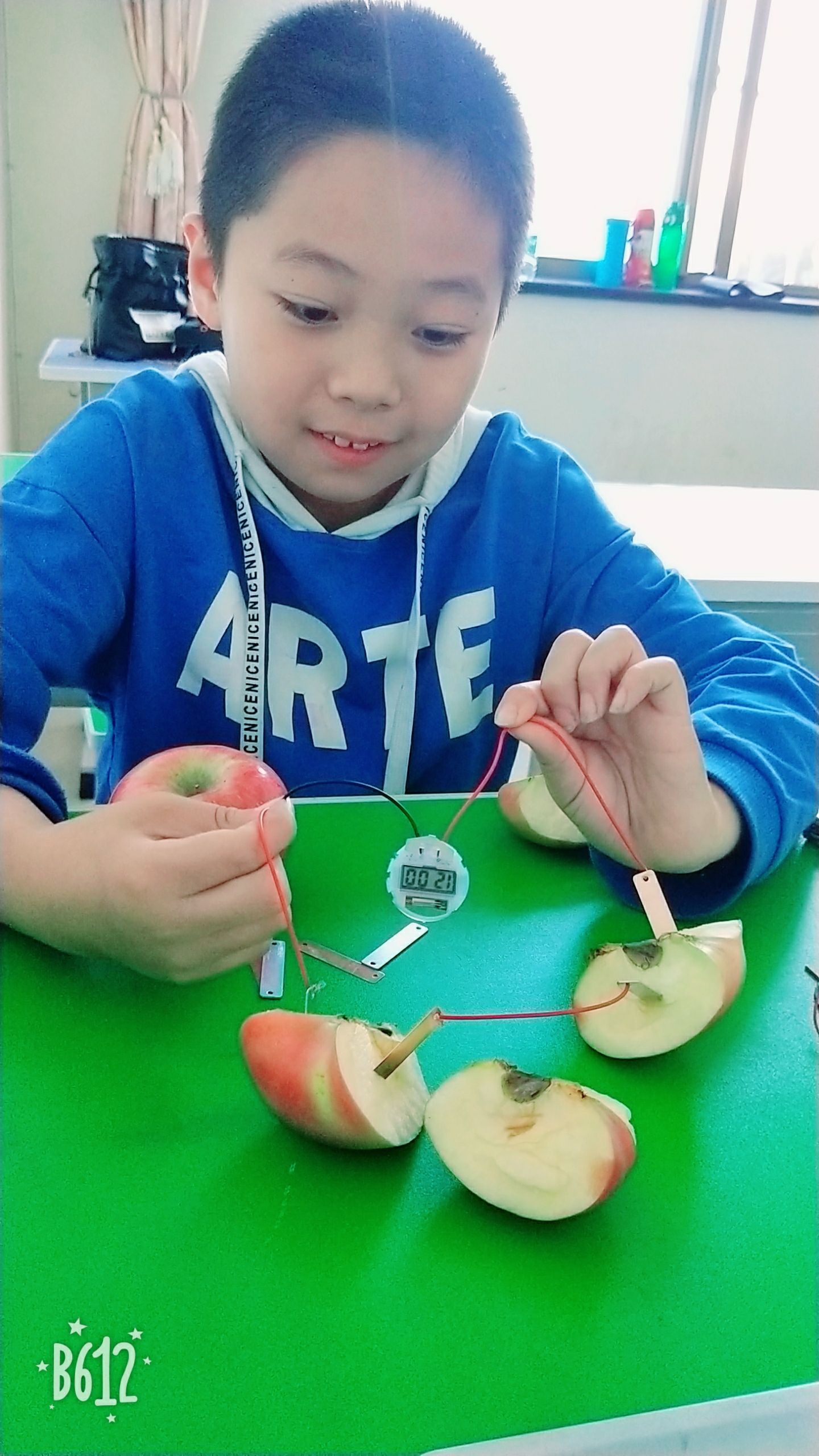 小学六年级科学能量一个小朋友吃水果骑车发电的图片_六年科学上册第三单元_六年级科学能量与太阳