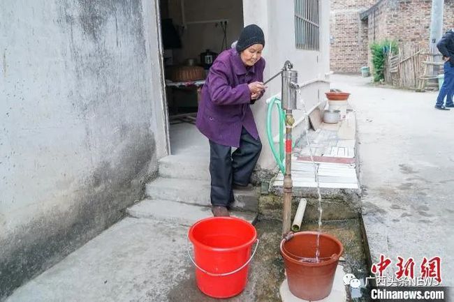 小孩发烧是打针还是挂水_老人梦见小孩掉水里了_卖水老人突出的是小孩