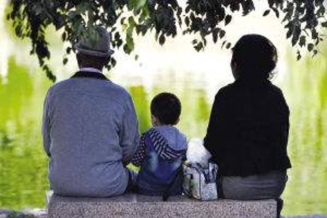 小孩额头突出图片_卖水老人突出的是小孩_小孩牙槽骨突出