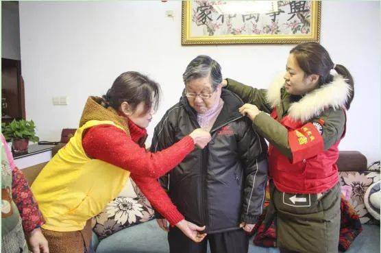 弘扬劳模精神工匠精神_弘扬雷锋精神应该受到奖励 怎么使正方有理_弘扬雷锋精神的墙报