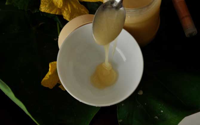sitewww.jkbee.com 买一罐蜂蜜是多少斤_买回来的蜂蜜是硬硬的_蜂蜜怎么买到真蜂蜜