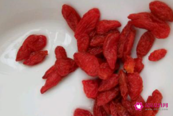 枸杞变黑后还能使用吗_黑枸杞变质后颜色变化_黑枸杞泡水后最后会吃掉枸杞吗