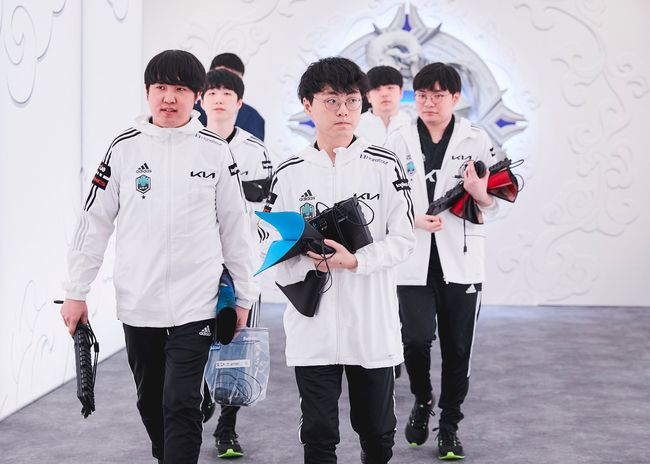 s7西门小鱼人单杀faker_布姆学院单杀faker得小鱼人_pawn单杀faker三次