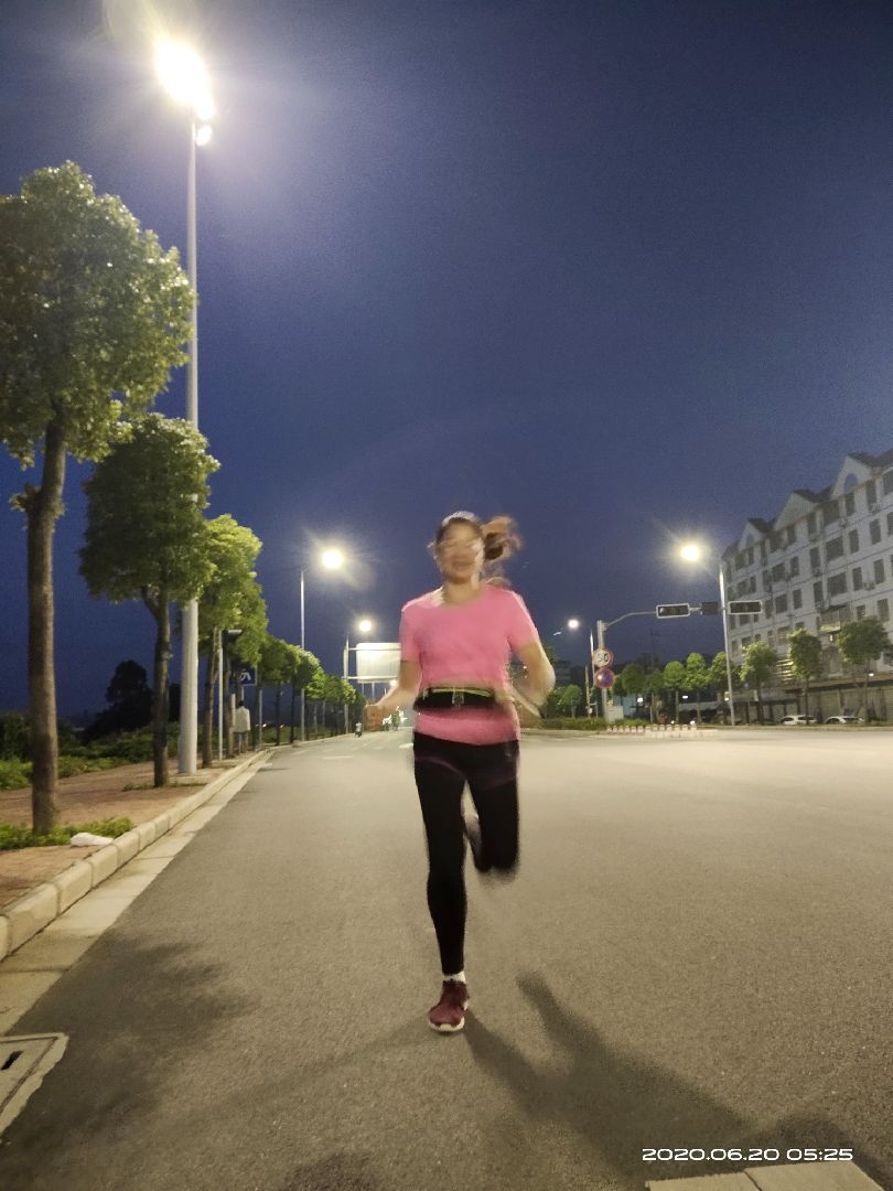 早上跑步有什么好处_长期早上跑步的好处和坏处_早上坚持跑步的好处