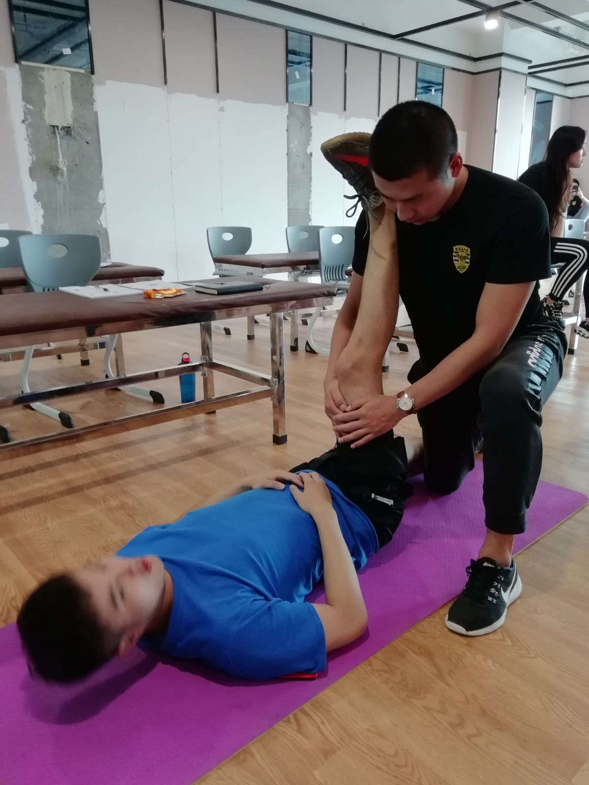 健身腿部肌肉拉伸_健身私教总拉伸摸大腿_健身后为什么要拉伸