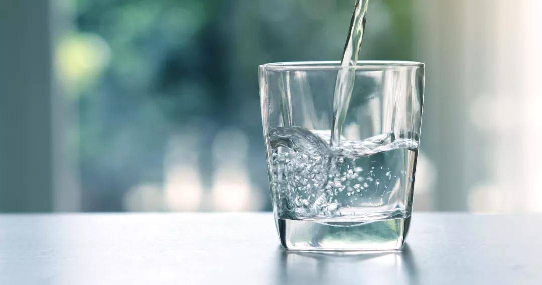 运动后多久喝水最正确_喝水后多久可以运动_喝水后多久可以做运动