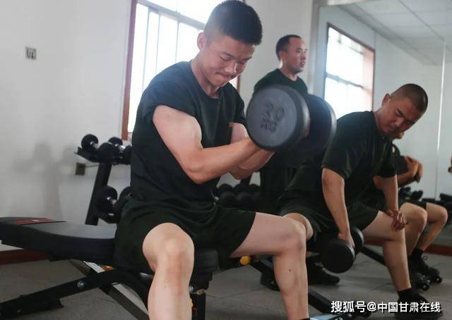 初中生怎么快速练腹肌_男生快速练腹肌的方法_小孩子怎么才能快速练出腹肌