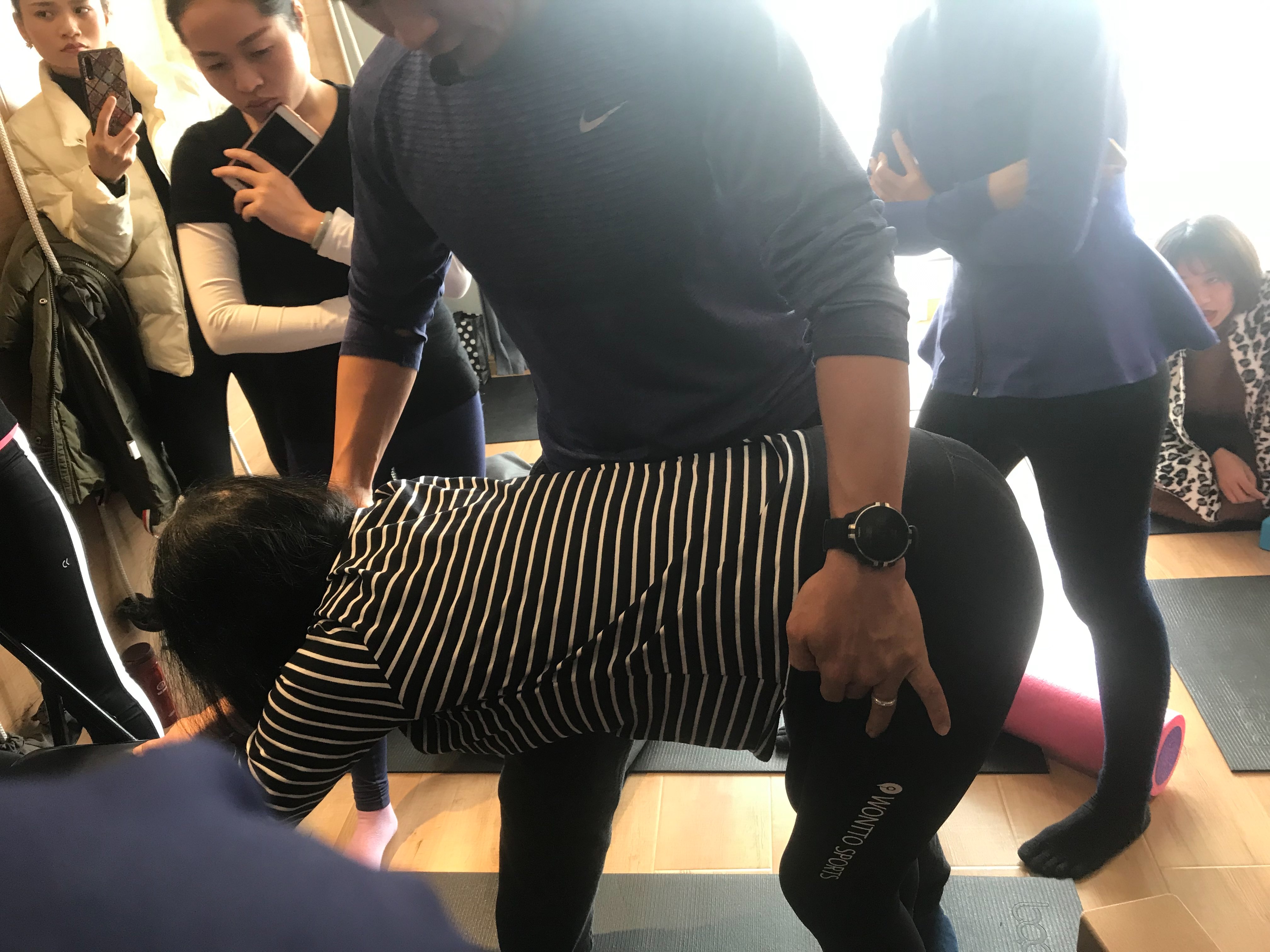 如何练腹肌不伤腰_练腰力最有效方法_扭腰功练多久有效
