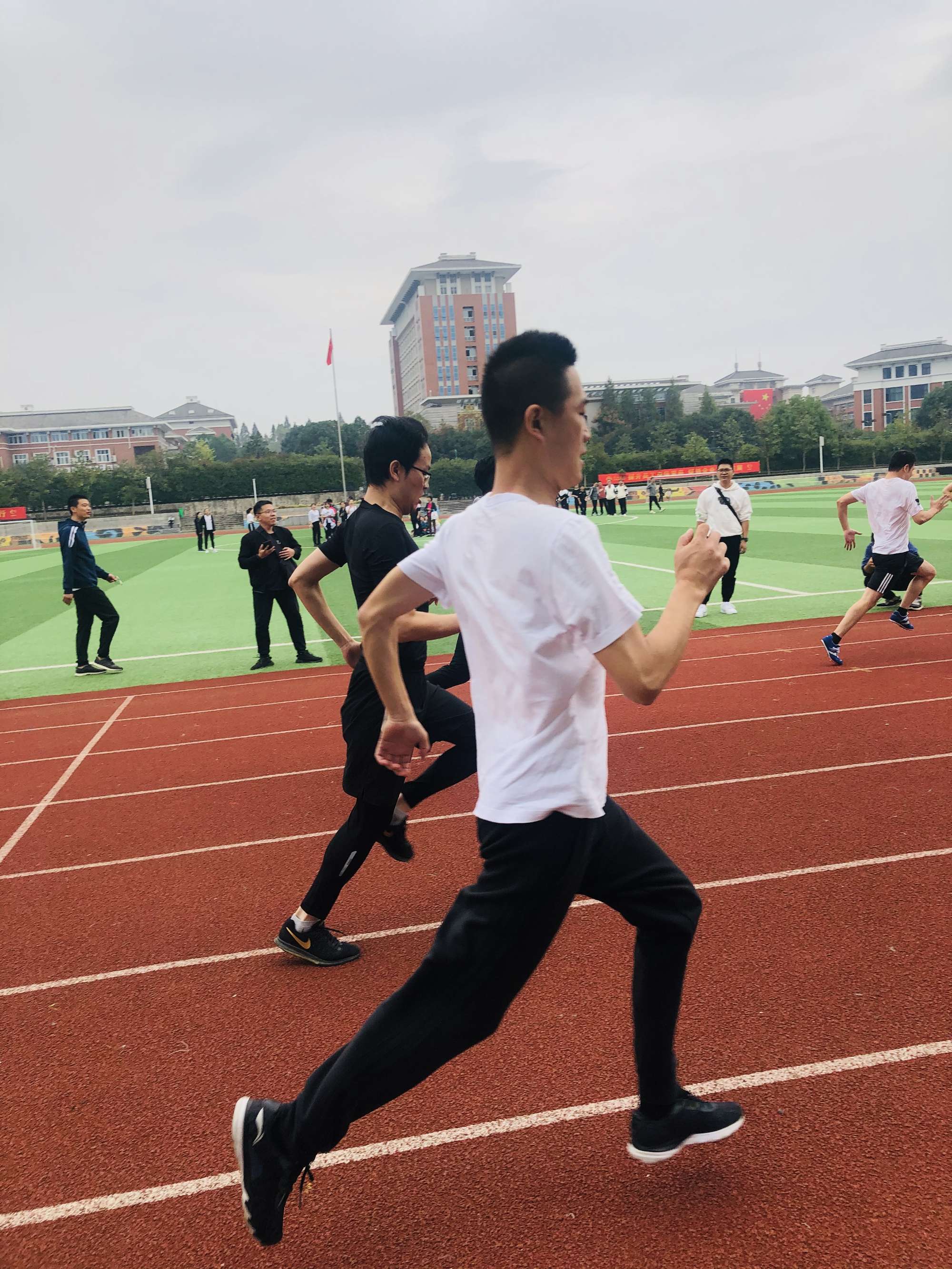 运动会时加油的稿子_油罐车加油时应该加油_关于运动会的稿子