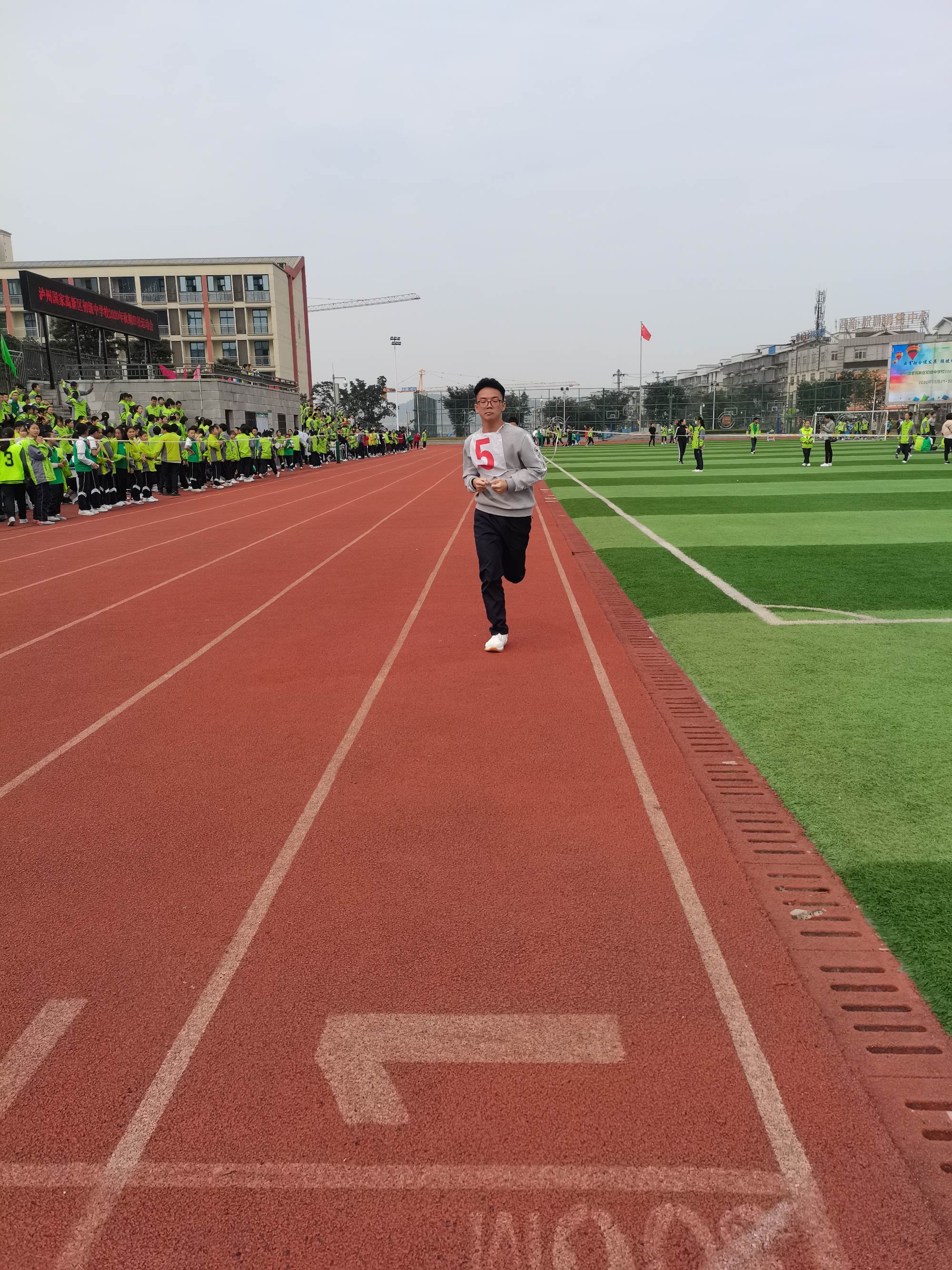 运动会时加油的稿子_关于运动会的稿子_油罐车加油时应该加油
