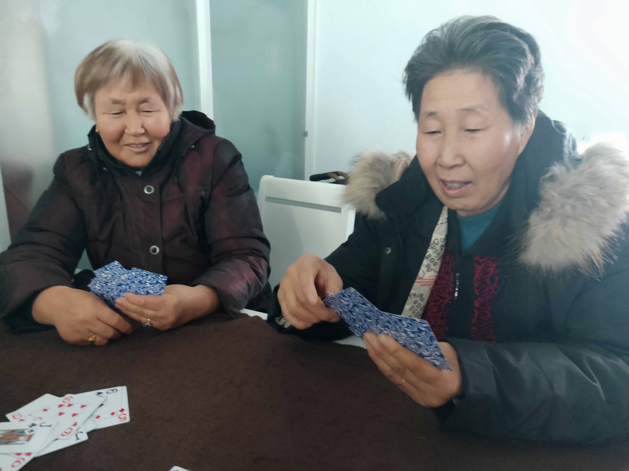 生活中打扑克真实图片_真实监狱内部生活图片_生病打针的图片真实