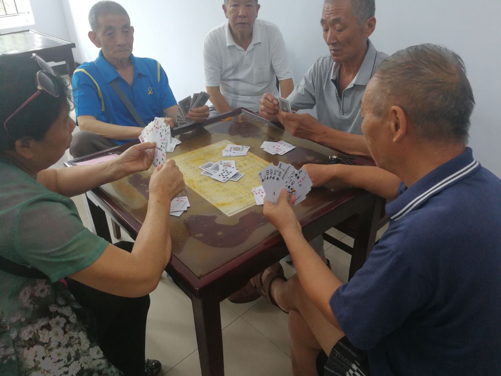 真实监狱内部生活图片_生活中打扑克真实图片_生病打针的图片真实