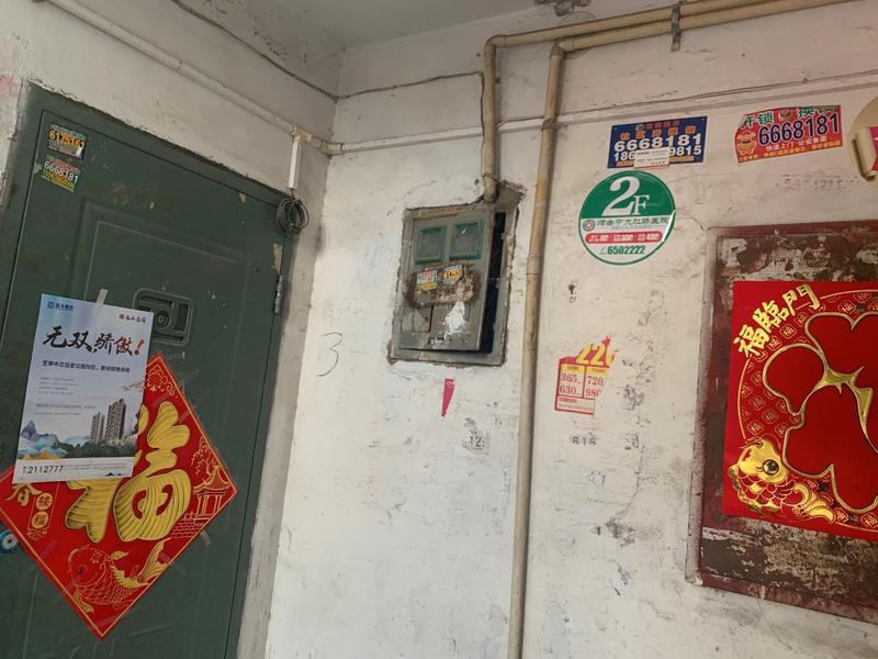 怎么对付门上贴小广告_如何去除门上的广告贴_贴门上的广告怎么去掉