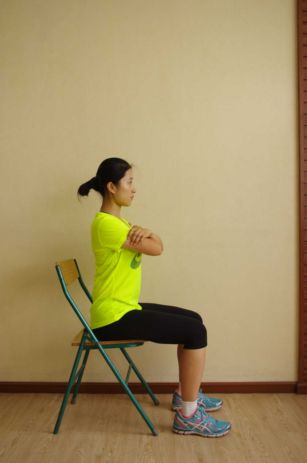 坐椅子上锻炼腹肌视频_上腹肌如何锻炼_坐椅子上锻炼腹肌视频