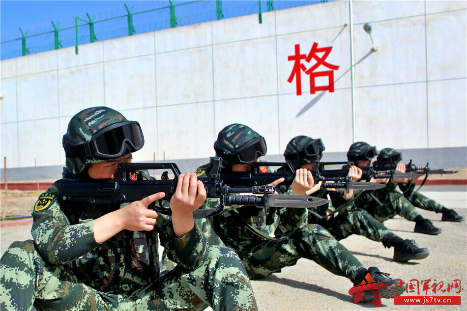 拿枪顶人图片大全_枪图片大全 图片_人拿砍刀图片大全