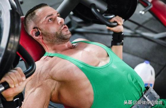 两侧肩膀对称纹身_左右手臂对称红斑_肩膀上肌肉左右不对称