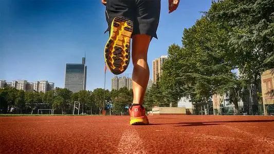 坚持跑步三年身体变化_坚持十点睡觉惊人变化_坚持跑步一年体型变化