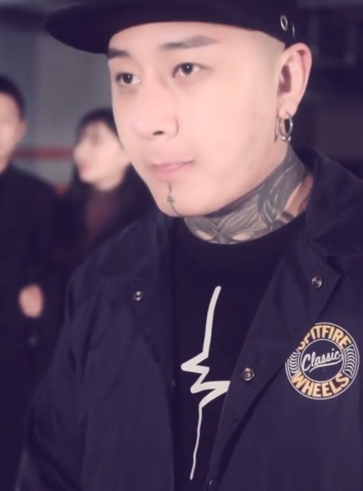 梦见火没着起来扑灭了_梦到好几个人被关起来_快手怎么火起来一个人