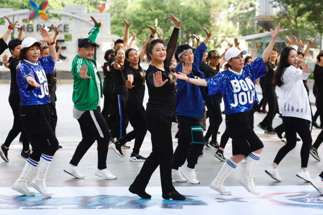 广场舞红动中国背面_广场舞红动中国教学_萱萱广场舞红动中国