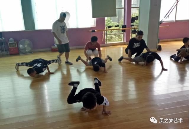 被动软开度魔鬼训练视频_艺校生软开度训练视频_舞蹈基本功训练视频软