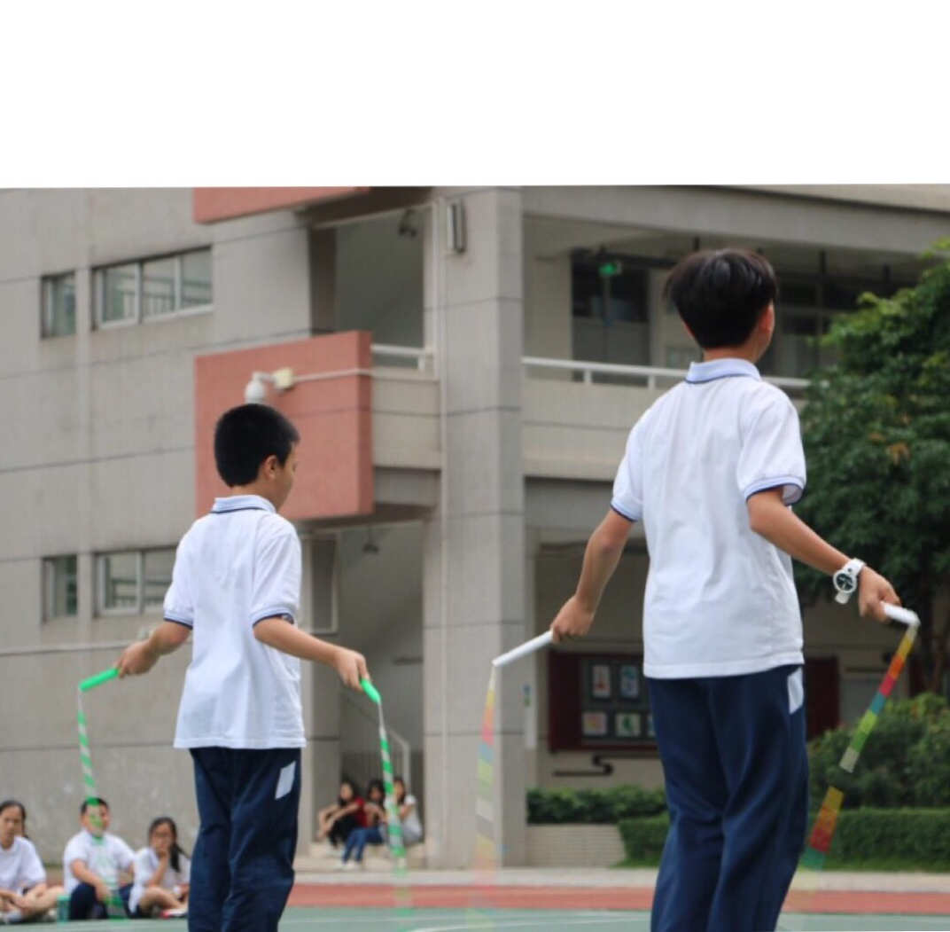 ps加背景素材怎么加_跳绳的小朋友有6人,是操场上参加活动总数的9/2_跳绳的小女孩加背景