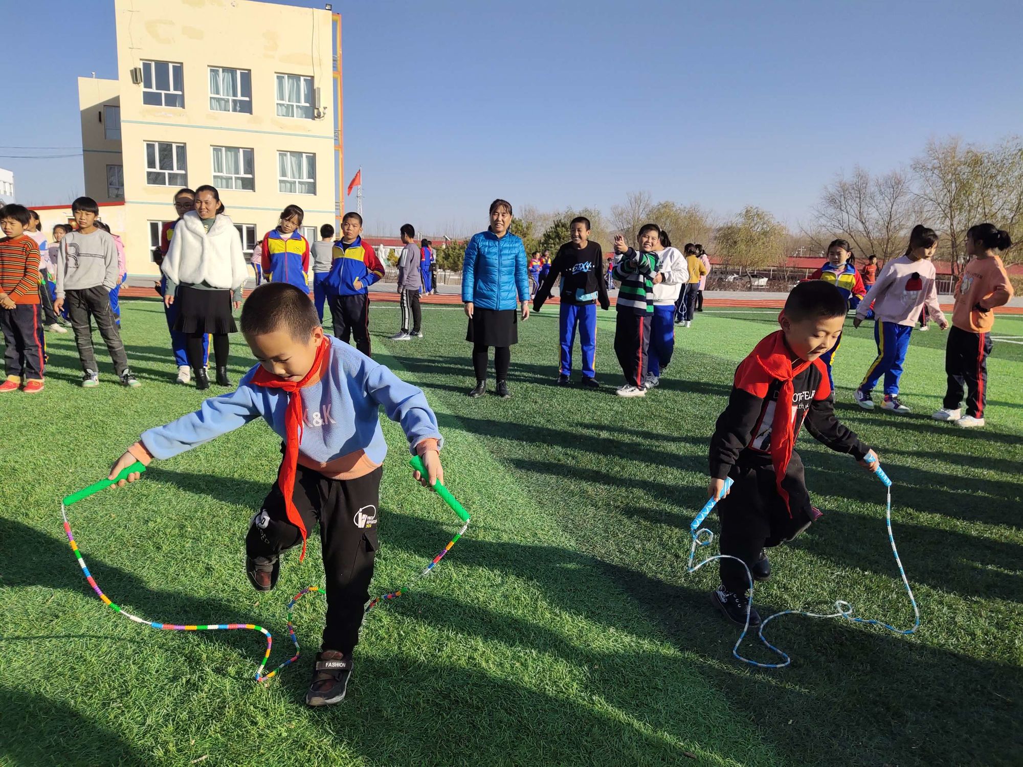 趣味运动策划_学校趣味运动会图片_趣味运动快乐大脚技巧