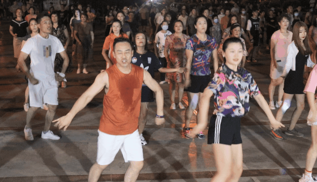 小小姑娘广场舞_黑山姑娘唱山歌广场舞茉莉广场舞_新时代广场舞小小姑娘