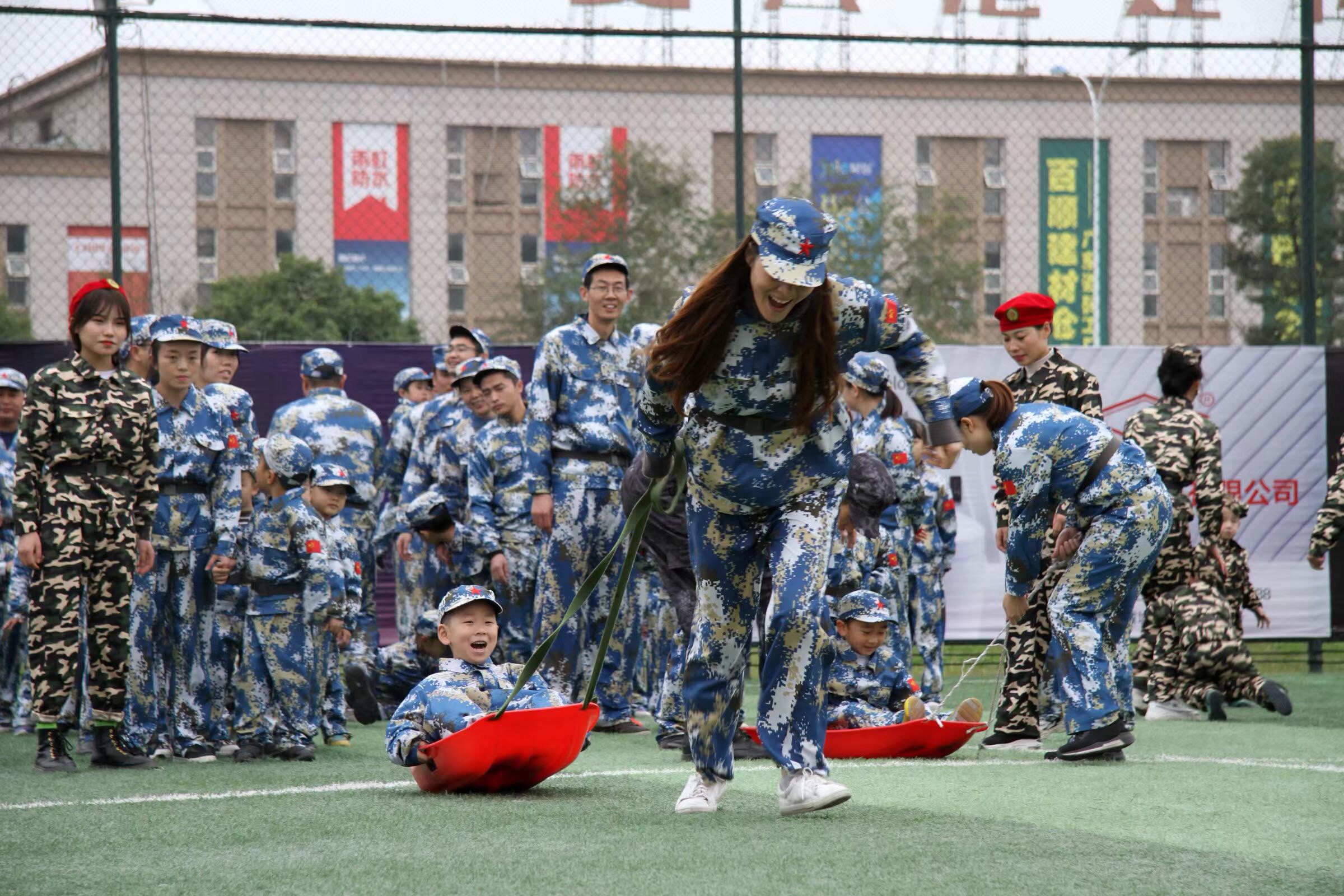 小海军舞蹈视频_我是小海军的舞蹈动作_一个大胡子男人假唱一首英文歌,舞蹈是打电话的动作
