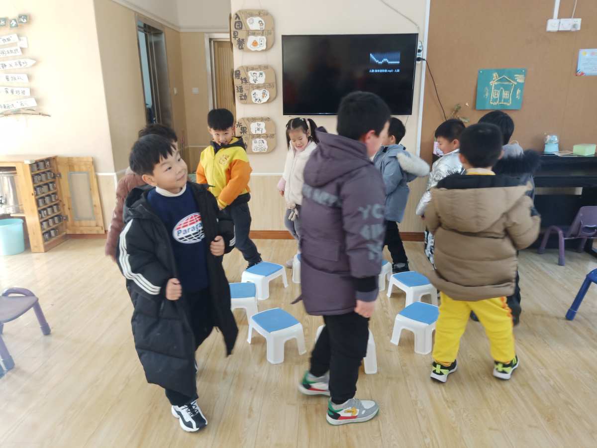 快乐大本营抢椅子游戏规则_抢凳子游戏的100种玩法_抢凳子游戏过程