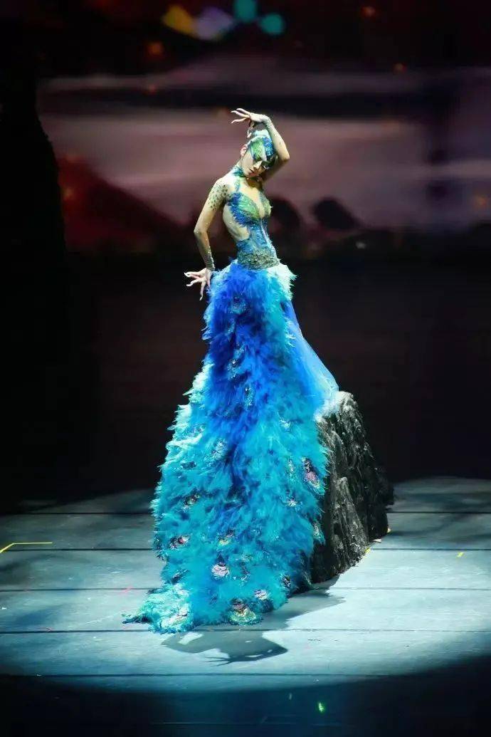 久负盛名的孔雀舞_孔雀舞啥意思_舞蹈家杨丽萍家里有孔雀