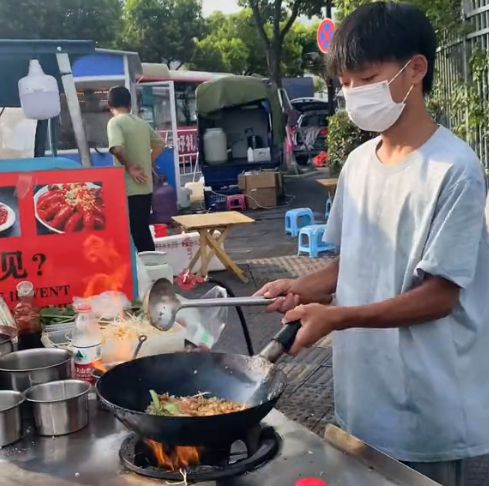 抖音摆地摊网红_抖音快手上热门赚钱吗_快手上点赞挣钱吗