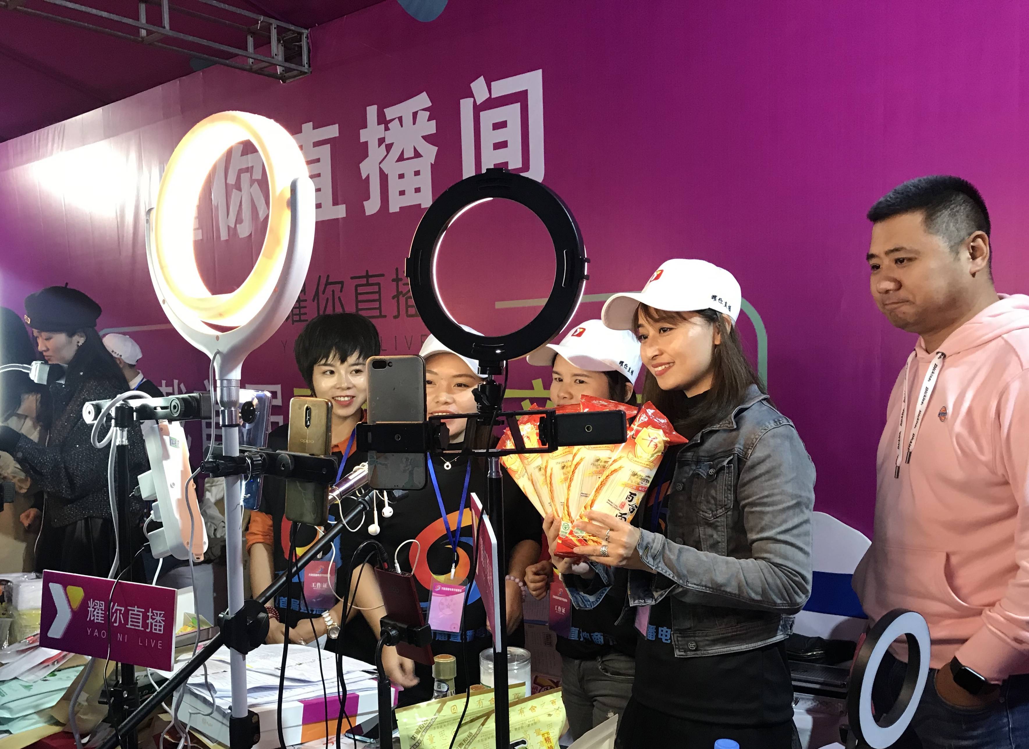 快手粉丝一千可以赚多少钱_快手粉丝一千多算网红吗_快手粉丝一元1000个粉丝是多少