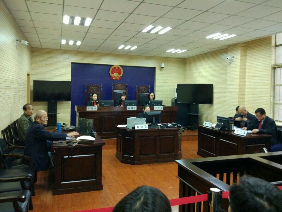 报警称遭父亲骚扰_医院称遭黑社会占领_钟洁希称变性后遭霸凌