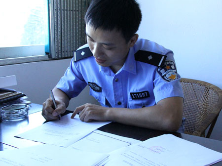香港占中警察歌曲_在香港警察不可以直接抓占中人士_香港占中警察被判刑