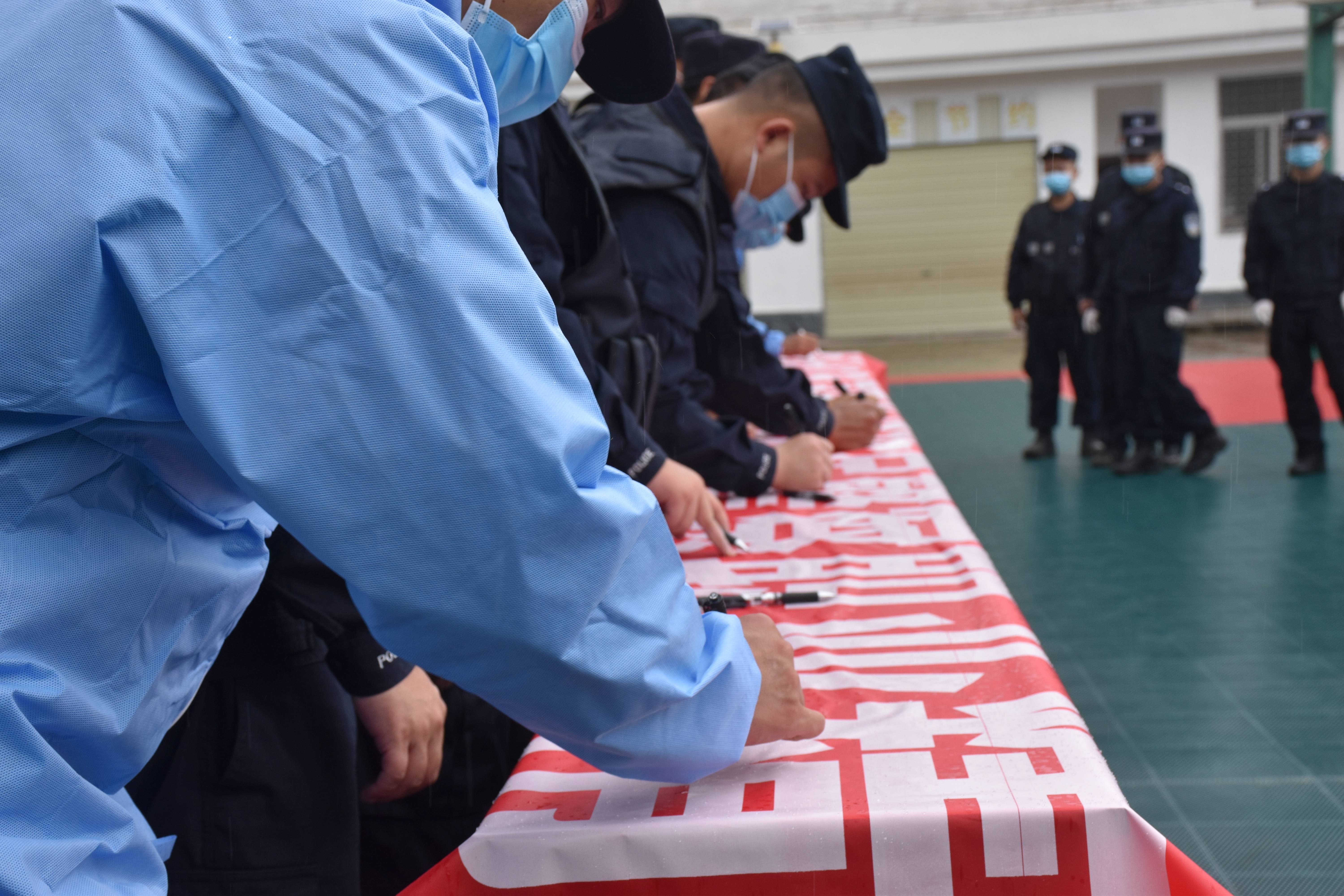 在香港警察不可以直接抓占中人士_香港占中警察被判刑_香港占中警察歌曲