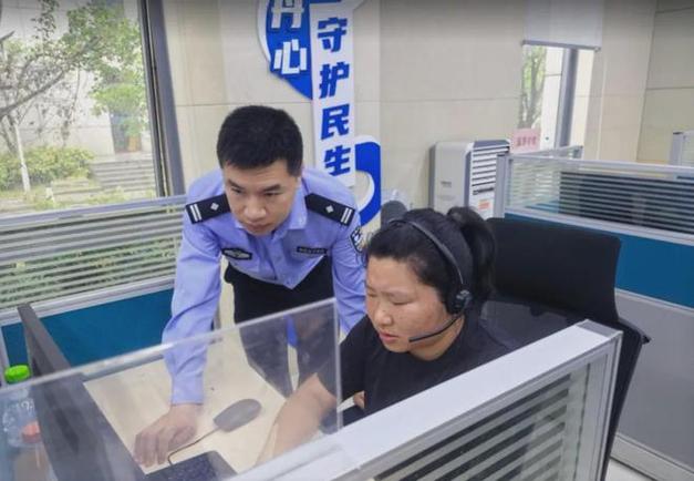 抖音粉丝业务套餐24小时在线_抖音客服诈骗 骗子远程控制手机 防骗教育加码