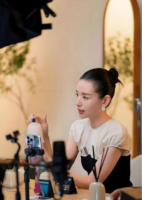 小红书涨粉有钱吗_小红书涨粉百万账号 2023年趋势分析_小红书头部买手董洁直播带货案例研究