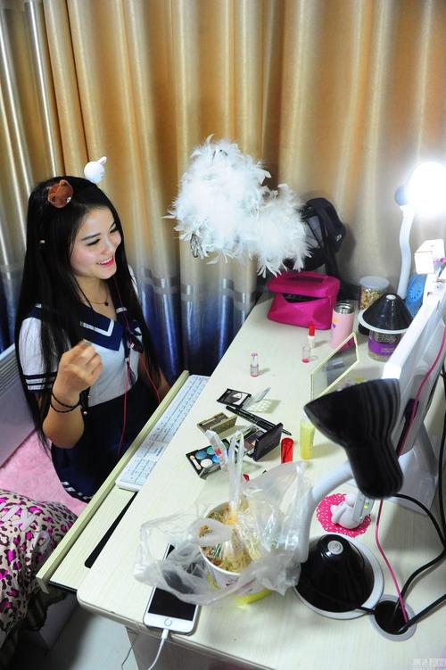 低俗直播诱导打赏套路_快手直播假人_女神保卫战直播骗局